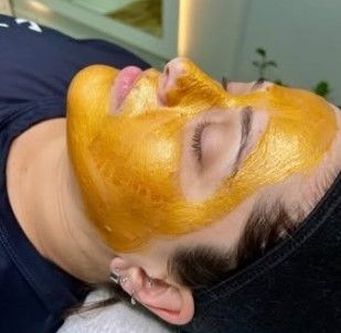 Procedimento de dermaplaning no rosto