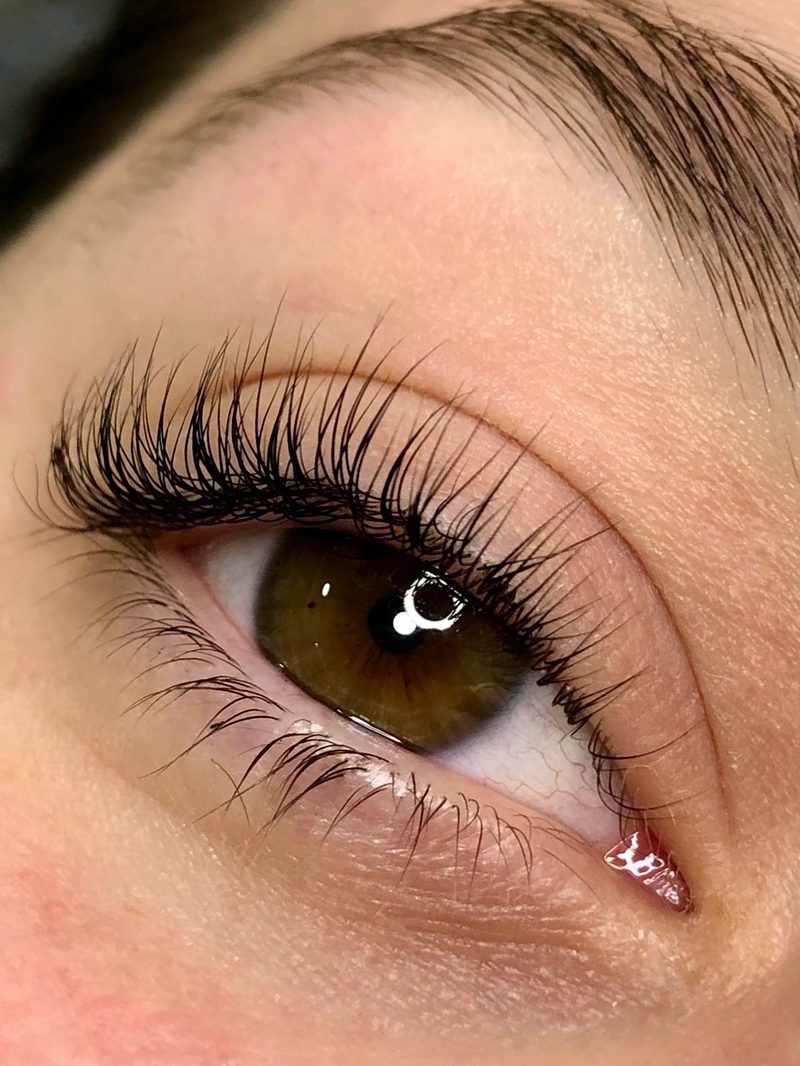 Resultado de lash lifting: cílios naturais curvados, com olhar aberto